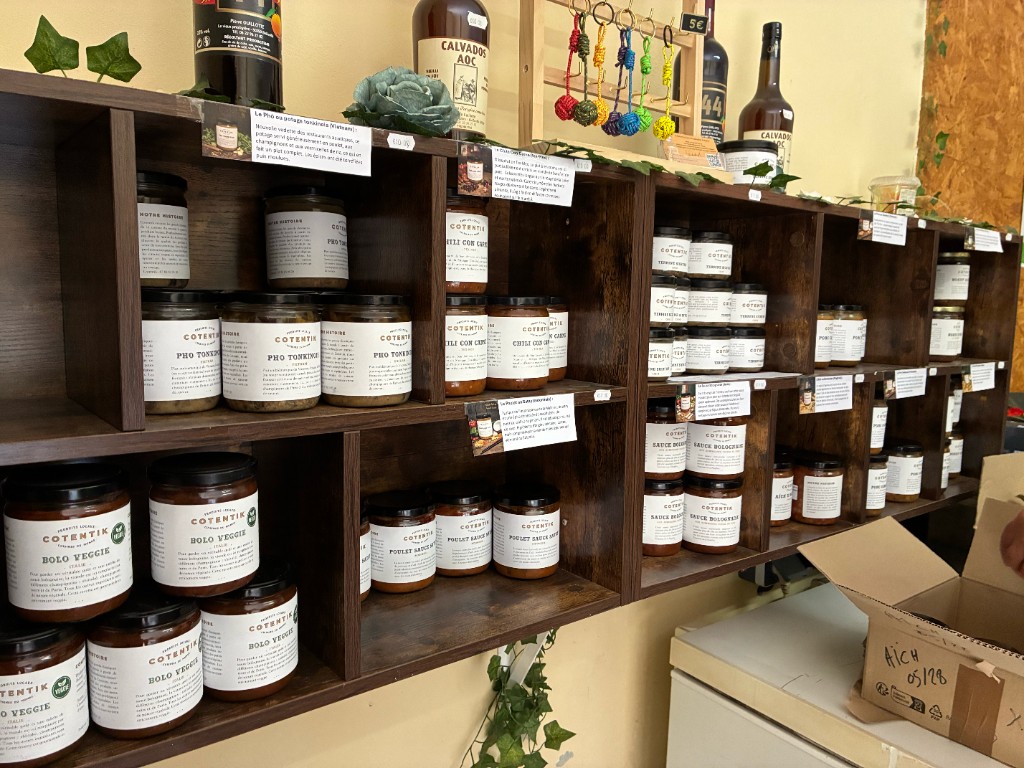 Étagères CotentiK — bocaux artisanaux en boutique